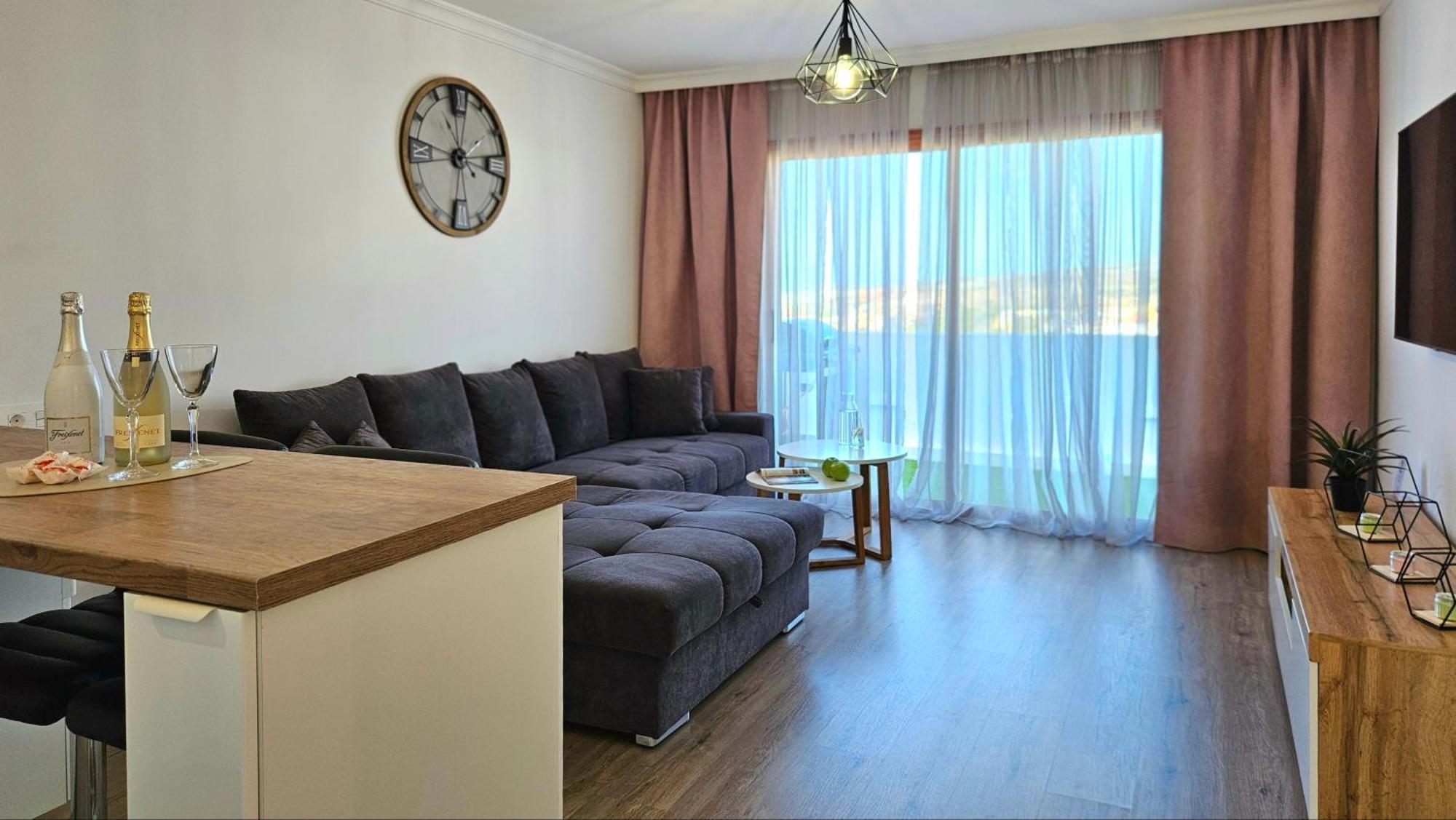 Paulmarie Family Apartment Ocean&Mountain View Адехе Екстериор снимка